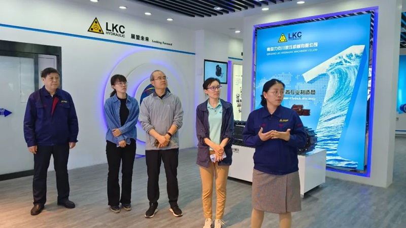 1741239099760576.jpg 中國工程機械工業協會設備管理與維修分會秘書長周馥隆一行蒞臨力克川液壓參觀指導2.jpg